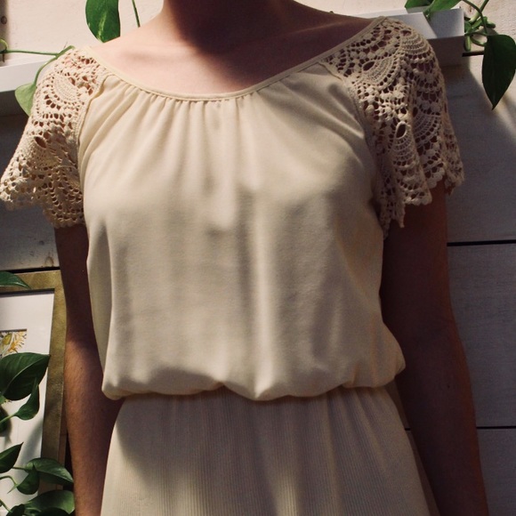 Beautiful vintage dress / embroidered sleeves / robe vintage - Picture 2 of 4